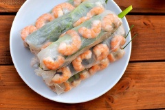 Khi ăn, chấm gỏi cuốn tôm thịt vào nước sốt tương đen nhé nhé! Nếu ăn cay thì cho tí xíu ớt băm vào sẽ ngon hơn nhé!