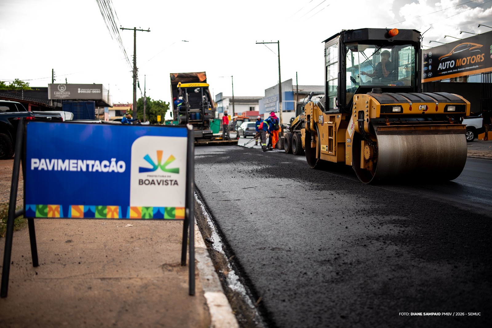 Máquinas pesadas trabalham no recapeamento em Boa Vista para melhorar a via