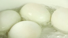 Trứng vịt cho vào nồi luộc ngập nước. Đợi nước sôi thì hạ lửa nhỏ kho thêm 8 – 12 phút nữa rồi vớt trứng ra để nguội. Bóc bỏ vỏ trứng.