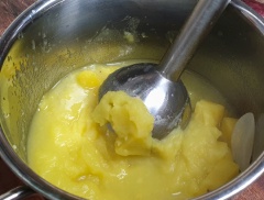 Khi khoai lang đã chín, vớt khoai và hành tây ra rồi xay nhuyễn khoai lang với 100ml sữa tươi, 30gr whipping cream. Có thể điều chỉnh độ đặc của soup bằng cách thêm hoặc bớt sữa tươi các bạn nhé.