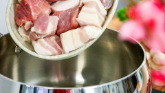 Cho 250gr thịt ba chỉ cắt nhỏ vừa ăn vào xào săn cùng một ít dầu ăn. Tiếp đó đổ 50ml nước hàng vào, cùng 1.5 muỗng canh nước mắm, 1/2 muỗng canh đường, 2 muỗng cà phê hạt nêm và 1/2 muỗng cà phê tiêu xay. Kho đến khi thịt có màu đẹp mắt.