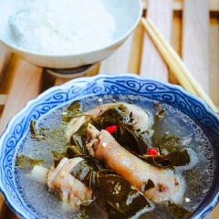Múc canh ra tô và dùng với cơm nóng. Bạn có thể thêm ớt vào nếu muốn ăn cay nhé!