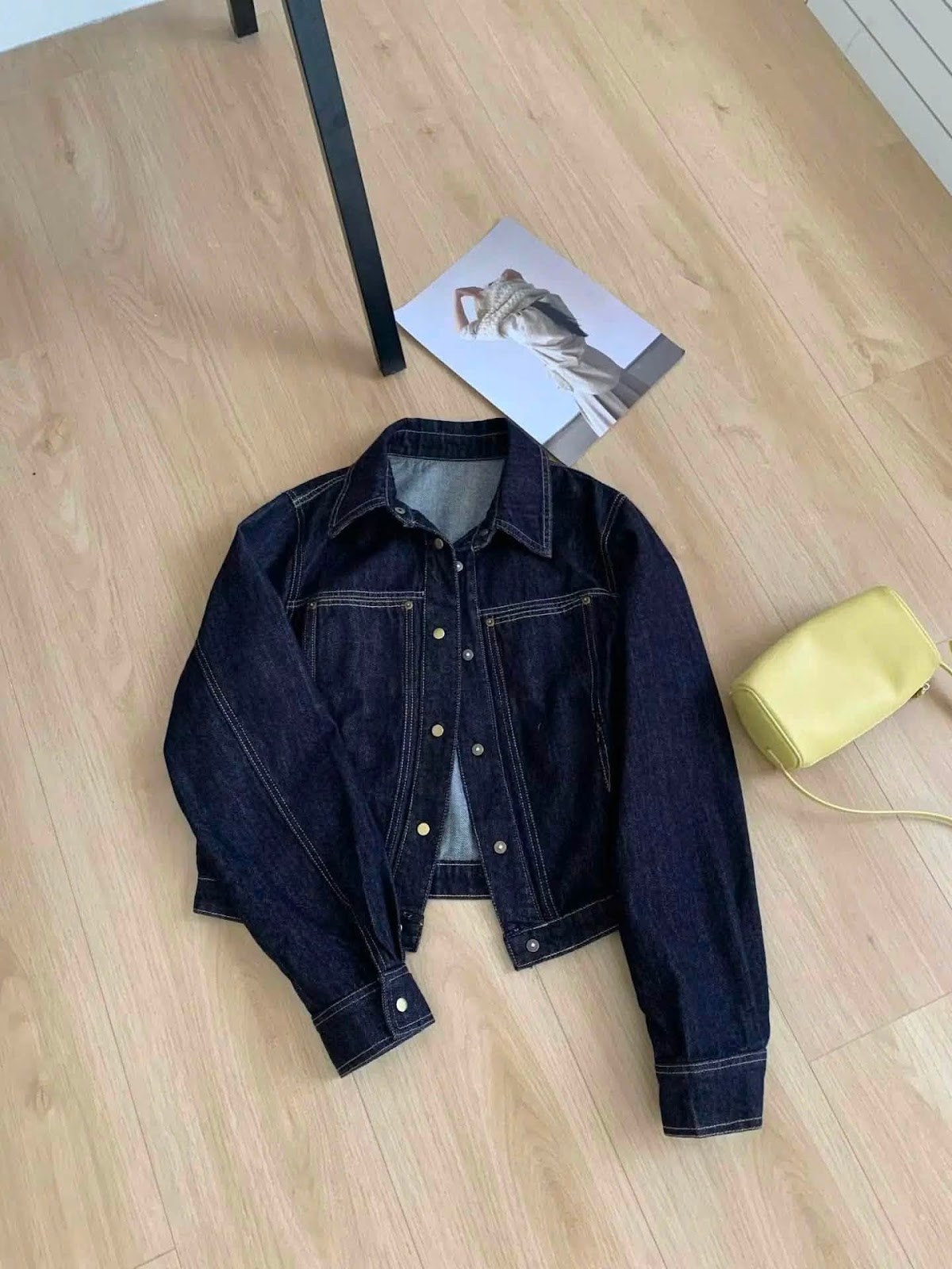 Áo khoác jean cổ bẻ nút túi dập chỉ nổi XONXEN SHOP 88260 – Image 2