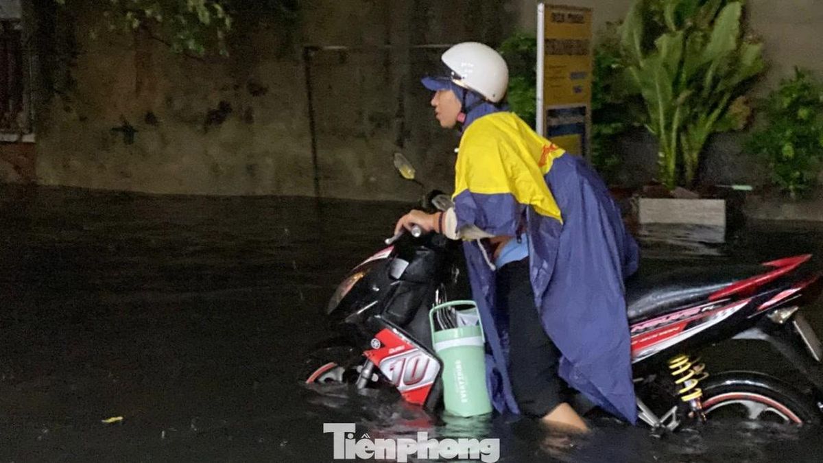 Mưa xối xả, nhiều tuyến đường TPHCM ngập sâu, xe chết máy la liệt - Báo Tiền Phong