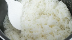Sau 45 phút cơm món vịt om chao khoai sọ đã chín thơm khắp gian bếp và bên dưới cơm cũng đã chín đều. Xới cơm lên và dọn thức ăn ra mâm thưởng thức thôi nào.