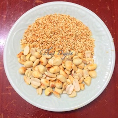 Đem ngò rí, rau răm rửa sạch để ráo nước, rồi thái rối. Hành tây cũng đem rửa sạch và thái lát ngang hoặc dọc. Nếu không ăn được hành sống thì có thể trụng qua nước sôi. Cà rốt thái miếng nhỏ dài vừa ăn. Rang vàng mè trắng và lạc. Đậu phộng sát vỏ, tách nhỏ.