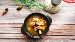 Canh gà nấm đông cô nóng hổi là món ngon dễ làm tại nhà, thích hợp đổi vị cho bữa cơm gia đình thêm ngon miệng. Do hầm canh gà trong thời gian dài nên thịt gà chín mềm, ngấm các hương liệu ăn rất thơm và ngon.
