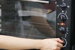 Cho bánh vào lò, nướng khoảng 90 phút ở nhiệt độ 160 độ C là được.
