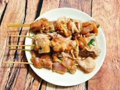 Thịt sau khi đã ướp gia vị thì bật lò nướng 200 độ C (hoặc bạn có thể nướng than hoa). Sau đó tiến hành xiên thịt vào các que tre. Khi xiên thịt bạn không nên để thịt sát vào nhau, như vậy khi nướng thịt sẽ chín đều hơn.