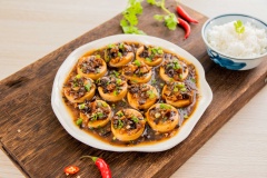 Trình bày đậu hũ non sốt nấm ra dĩa và sẽ thêm ngon nếu như được thưởng thức khi còn nóng, có thể dùng kèm với cơm trắng cho bữa ăn gia đình thêm vị mới.