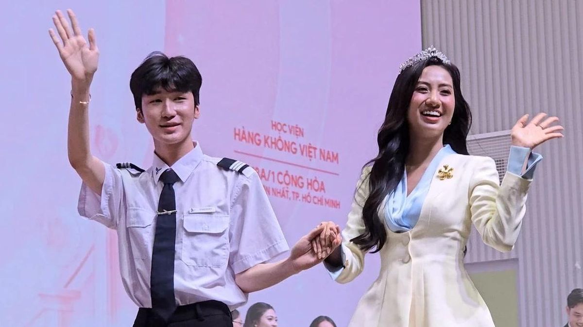 Hoa Hậu Hà Trúc Linh bất ngờ nhận vương miện tại Học viện Hàng không - Chuyên trang Hoa Học Trò - Báo Tiền Phong