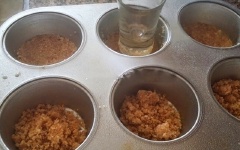 Tiếp theo, cho hỗn hợp bánh vừa xay vào khuôn bánh, dàn đều. Sau đó, đánh bông 40gr đường trắng, kem tươi, bột mì, trứng gà trong một cái âu lớn.