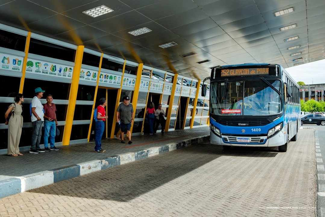 Ônibus do transporte público circulando pelas avenidas de Boa Vista durante feriado
