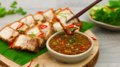 Nước mắm me kiểu Thái có cách làm đơn giản quá phải không nào. Chẳng cần phải làm gì cầu kì, các nguyên liệu cũng đơn giản dễ kiếm, bạn có thể pha một chén nước chấm thật ngon có thể chấm nhiều món ăn khác nhau như thịt chiên, heo quay, thịt nướng,... rất là ngon đấy.