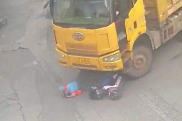 Bị cuốn vào gầm xe tải, người phụ nữ thoát chết khó tin - Tạp chí Doanh Nghiệp Việt Nam