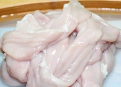 Lòng heo khi mua về các bạn rửa thật sạch với muối và nước. Sau đó cho vào chảo nóng cùng 1 muỗng canh nước mắm, đảo nhanh tay, đem ra sửa lại với nước, làm vậy lòng heo sẽ sạch hơn cũng như giảm được mùi hôi của lòng, để ráo nước. Hành tím băm nhỏ.
