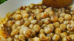 Thêm răng mực vào chảo sốt đang sôi, đảo nhanh tay sau đó cho 50gr bơ vào, đảo lên lần nữa cho bơ hoà tan vào răng mực và nước sốt thì tắt bếp.