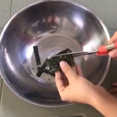 Rong biển khô đem cắt thành những miếng nhỏ có kích thước khoảng ngón tay. Tỏi bóc sạch vỏ, băm nhỏ. Ớt đập hơi dập.
