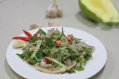 Húng quế và lá bạc hà rửa sạch, cắt rối cho vào, trộn đều lần nữa và cho gỏi ra đĩa là đã hoàn thành món gỏi tai heo chua ngọt hấp dẫn.