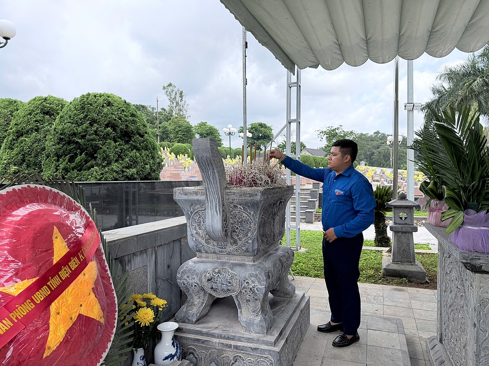 Trường Đại học Tây Bắc dâng hương tưởng niệm các anh hùng Liệt sĩ tại tỉnh Điện Biên