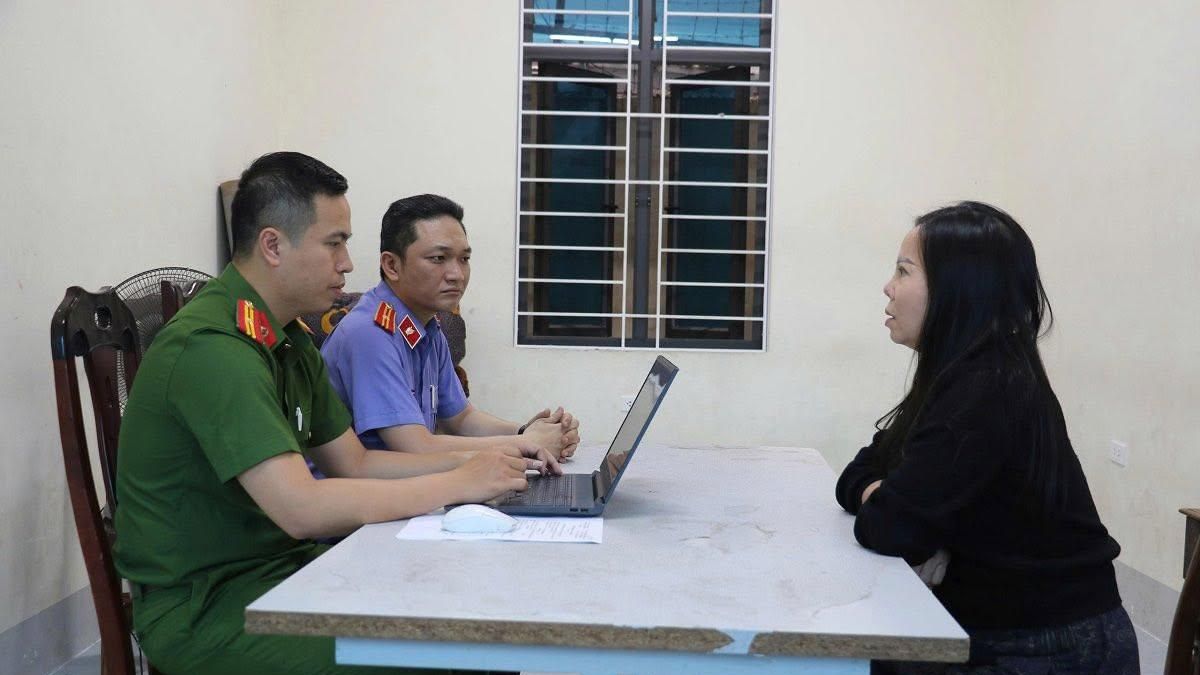 Khởi tố 1 phụ nữ và 2 người đàn ông đổ chất bẩn vào cửa hàng quần áo - Báo Pháp Luật TP.HCM