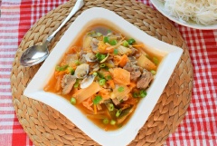 Múc canh to tô, dùng nóng. Món canh có vị chua cay chủ đạo ăn vào rất nhanh là ấm bụng, thích hợp dùng cho các bữa cơm ngày lạnh.