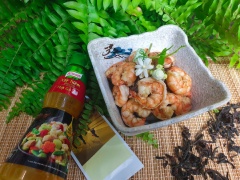 Cho tôm ra dĩa, thêm ít bông lài trang trí. Tôm trà là 1 món ăn chơi, không quá đậm đà gia vị, nhưng lại rất cuốn hút bởi hương thơm từ trà và vị ngọt từ tự nhiên từ tôm, kết hợp cùng xốt nêm thịt gà Knorr. Rất quyến rũ và lôi cuốn mọi người ạ.