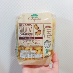 Mình sử dụng nui Organic hữu cơ. Luộc nui 10 phút sau đó rửa lại với nước lạnh cho nui dai ngon. Thêm chút dầu ăn hoặc muối vào để luộc nui.