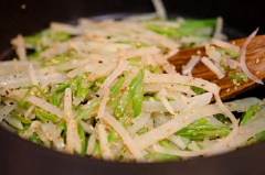 Cuối cùng, thêm tiêu và mè trắng vào đảo đều rồi tắt bếp, nhấc ra.