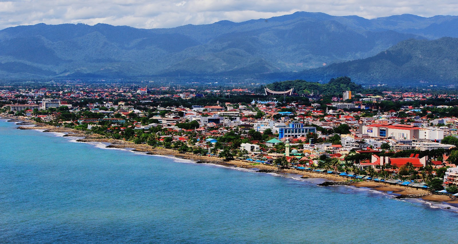 Padang: Gerbang Barat Sumatra yang Menyatu dalam Jejak Budaya dan Pariwisata