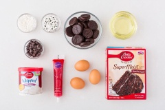 Chuẩn bị nguyên liệu. Để thực hiện cách làm món bánh cupcake quái vật một mắt, đầu tiên làm nóng lò ở 350 độ F.