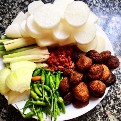 Gà rửa sạch với muối, chặt miếng vừa ăn. Nấm ngâm nở mềm và rửa sạch rau, các nguyên liệu còn lại.