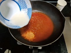 Làm sốt chua ngọt: 1 chén nước nhỏ, 60g tương cà, 13g đường, 4ml giấm, ít muối, đun sôi. Hòa tan ít bột bắp với nước lọc rồi đổ vào chảo nước sốt chua ngọt, khuấy đều cho sốt đặt sệt.