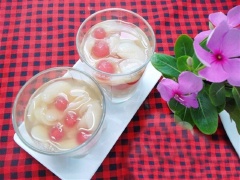 Tắt bếp múc chè đậu ngự ra cốc và cho hạt trân châu vào ăn kèm cùng với vài viên đá lạnh. Hạt đậu ngự bùi thơm, nước chè trong ngọt mát, hạt trân châu sần sật rất thích hợp cho mùa hè nắng nóng.