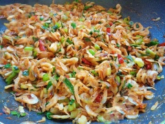 Xào hành tìm và tỏi với 2 muỗng canh dầu ăn trong 2 phút cho thơm rồi cho tép vào xào 5-7 phút. Sau đó, cho hết chén nước mắm sa tế cùng hành lá vào tiếp tục xào với lửa riu riu 5 phút nữa cho tép ngấm gia vị và khô ráo.