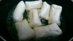 Cho dầu ăn vào chả, chờ dầu nóng thả mì căn vào chiên vàng giòn đều các mặt rồi vớt ra để giấy thấm bớt dầu.