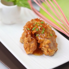 Cho sườn chiên tỏi ra đĩa, rắc hành lá lên trang trí để món ăn thêm hấp dẫn. Thưởng thức sườn chiên tỏi ngay khi nóng cùng cơm trắng là ngon nhất. Chuẩn bị thêm 1 chén nước tương ớt xắt để chấm cùng sườn chiên tỏi, món ăn sẽ thêm bắt vị.