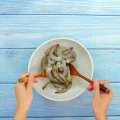 Tôm tươi 500gr các bạn rửa sạch, bỏ vỏ và giữ lại đuôi tôm, để ráo rồi cho vào một cái bát. Ướp tôm với 2 muỗng cà phê bột bắp, 1 cái lòng trắng trứng, 1/4 muỗng cà phê muối và 1/2 muỗng cà phê tiêu xay. Trộn đều tôm rồi ướp trong 20 phút.