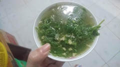 Nước sôi bạn thả rau vào nồi đun với lửa lớn. Canh rau khổ quá sẽ rất đắng khi để nguội, tốt nhất bạn chỉ nên ăn ngay sau khi nấu.