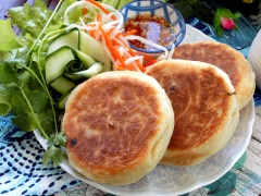 Cho bánh rán mặn nhân thập cẩm ra đĩa ăn kèm với đồ chua, xà lách và các loại rau sống ưa thích. Chấm cùng nước mắm chua cay, mặn ngọt rất hấp dẫn. Bạn có thể dùng bánh cho bữa sáng cũng đầy đủ dưỡng chất nhé!