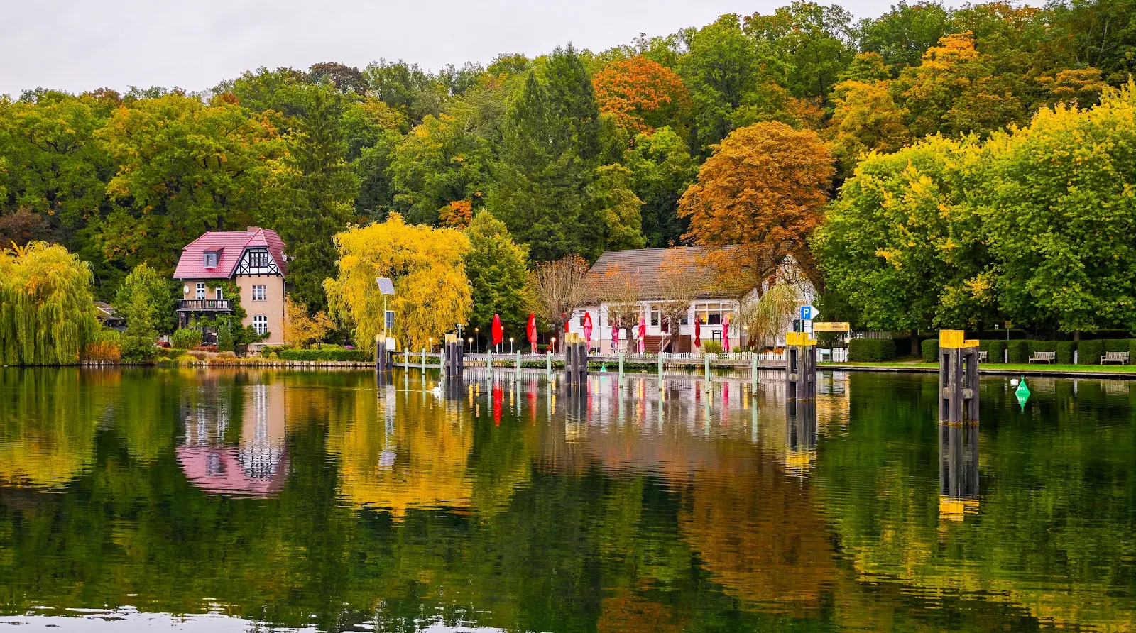 Autumn House Reflection On Lake - Nature Photography 4K Wallpaper (4096x2284)
