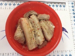 Ướp thịt ba chỉ với sả, ớt băm, tỏi băm, 1 muỗng cà phê hạt nêm, 1/2 muỗng cà phê tiêu, 1/2 muỗng cà phê tiêu, 1 muỗng canh đường trắng, 1 muỗng canh nước mắm khoảng 15 phút cho ngấm gia vị.