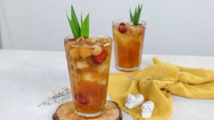 Món nước mát long nhãn dùng ngay hoặc cho nước vào bình, bảo quản trong tủ lạnh và dùng dần trong ngày.