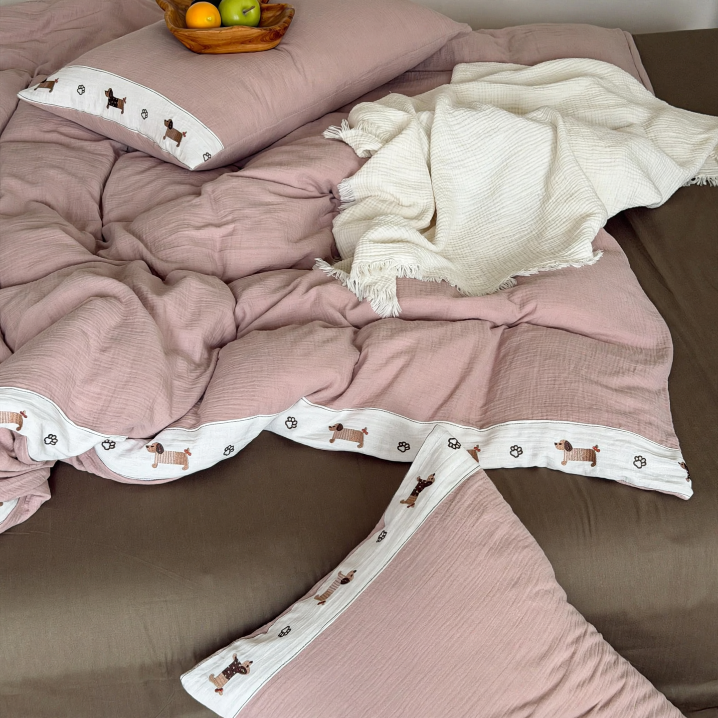 Soft cotton bed linen set with fitted sheet