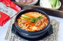 Mì vắt chần qua nước sôi cho mềm rồi thả vào nồi nước lèo. Múc mì ra tô và thưởng thức ngay khi còn nóng. Vậy là chúng ta đã hoàn thành xong món mì nấm ngon lành cho bữa sáng của mình rồi đó.