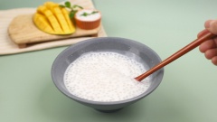 Bắc nồi nhỏ lên bếp, cho 200ml nước cốt dừa vào nồi, Tiếp theo cho 2 muỗng canh đường và 1/4 muỗng cà phê muối vào, khuấy đều sôi lăn tăn rồi tắt bếp. Sau đó bạn cho phần bột báng trộn chung với nước cốt dừa, rót vào 2/3 ly, để ngăn mát tủ lạnh 30 phút.