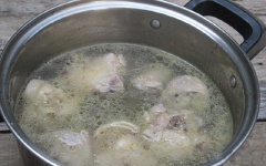 Phi thơm hành tím băm với 2 muỗng canh dầu ăn, cho đùi gà đã ướp, 1 muỗng cà phê nước mắm vào, đảo đều 3 phút. Đổ 400ml nước vào, nấu sôi.