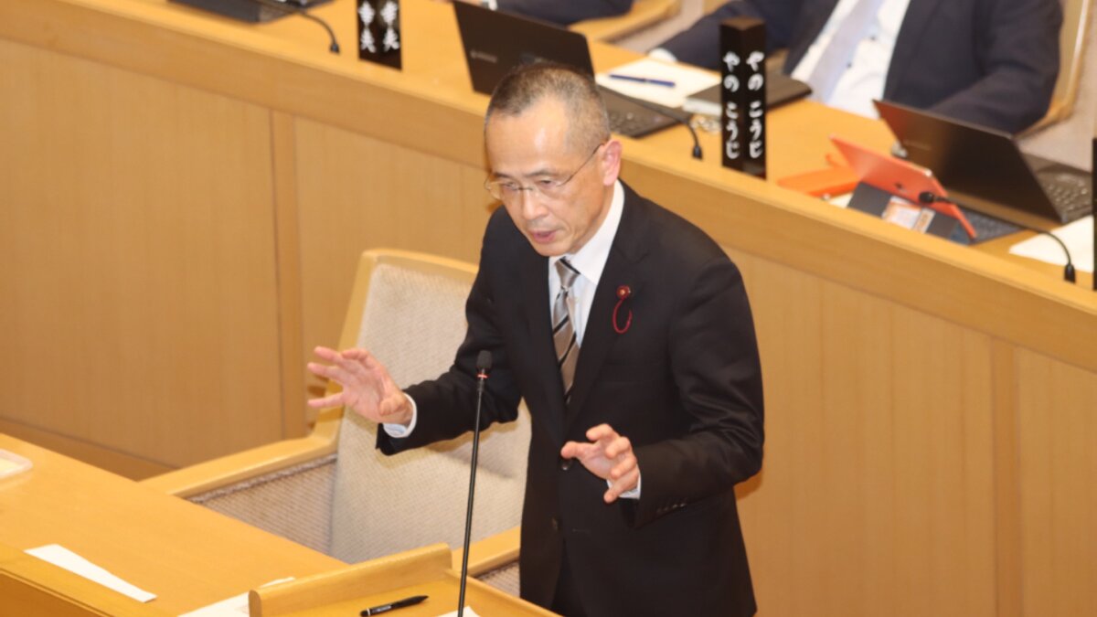 議場で質問する堂下豊史