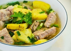 Múc canh ra tô và dùng nóng với cơm. Canh sườn non nấu sa kê với thịt sườn heo sao thơm, béo ngon nấu cùng sa kê bùi bùi, mềm ngon hấp dẫn. Món ăn ấm nóng thích hợp cho những bữa cơm gia đình ấm cúng.