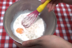 Nghiền nhuyễn chuối, thêm lòng đỏ trứng gà, sữa tươi, bột bắp đường bột và chút ít vanilla. Khuấy đều cho hỗn hợp quyện vào nhau, lọc hỗn hợp qua rây cho mịn, lọc lấy cái càng nhiều càng tốt.